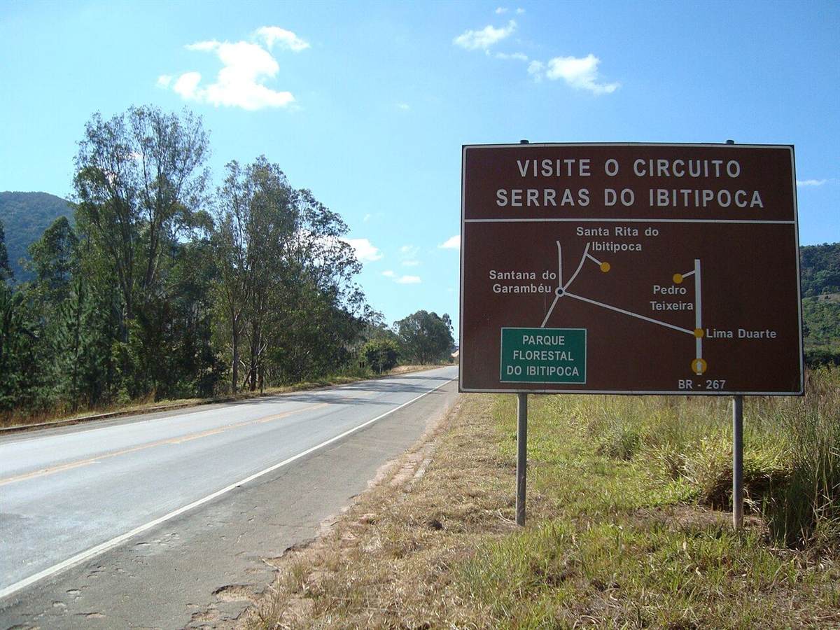 Rodovia sob tempo fechado