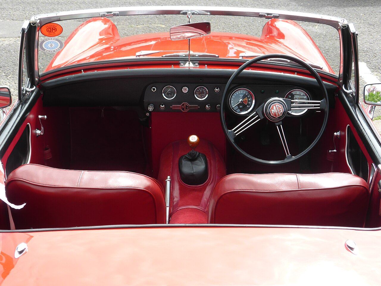 Interior de um carro durante a viagem